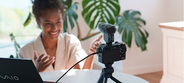 Foto de una mujer transmitiendo en vivo con la cámara