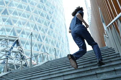 Imagen de ejemplo de un hombre subiendo unas escaleras corriendo