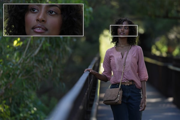 Retrato fotográfico de una mujer y fotografía ampliada de su rostro